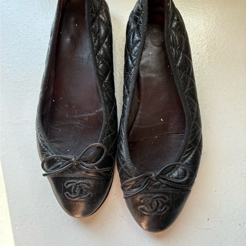 CHANEL Black Quilted Leather Ballet Flats with Bow and CC Logo